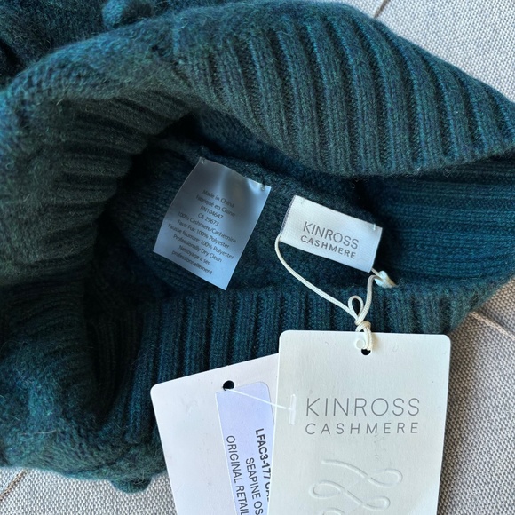 KINROSS CASHMERE CABLE HAT WITH POM - Picture 3 of 5